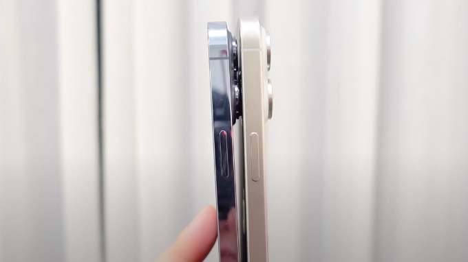 Khung viền trên iPhone 15 Pro Max và iPhone 13 Pro Max