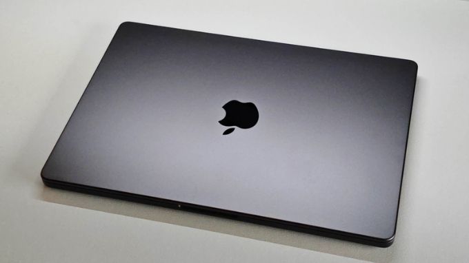 MacBook Pro M5 màu space black