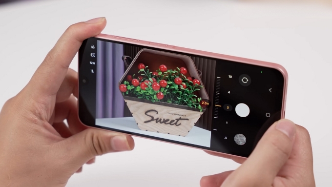 Galaxy A26 sử dụng cảm biến chính 50 MP có OIS nhưng nâng cấp camera siêu rộng lên 8 MP cho góc nhìn rộng