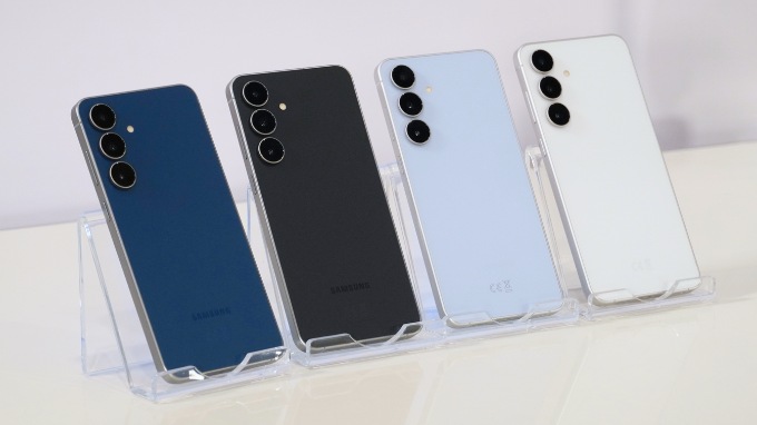 Galaxy S25 FE đem đến bốn tùy chọn: Xanh Haze, Đen Smoke, Xanh Navy và Trắng Snow