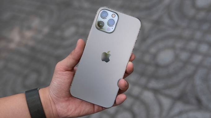 iPhone 12 Pro Max có vẻ ngoài vuông vức, hiện đại