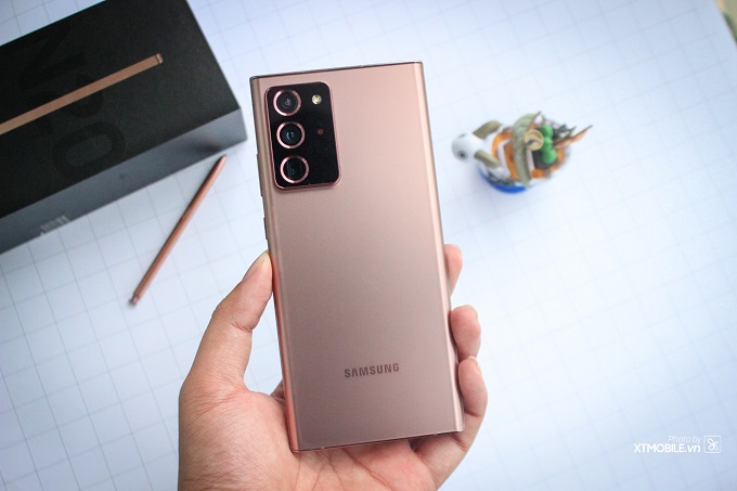 Mở hộp ra là lập tức đập vào mắt người dùng mặt lưng của chiếc Galaxy Note 20 Ultra