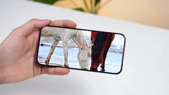 So sánh OnePlus 15T vs Galaxy S25 FE về màn hình