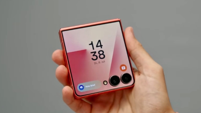 Galaxy Z Flip 8 mang đến sự tinh chỉnh rõ rệt về kiểu dáng so với Galaxy Z Flip 6