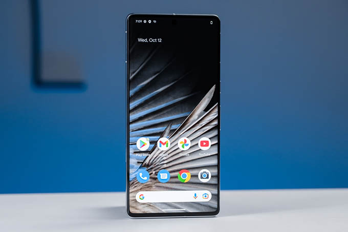 Google Pixel 7a sở hữu màn hình rộng rãi hơn so với iPhone 13