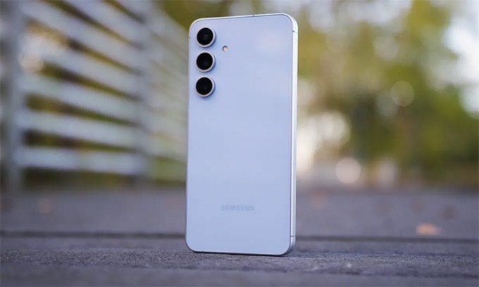 So sánh thiết kế Samsung S25 FE và Google Pixel 10