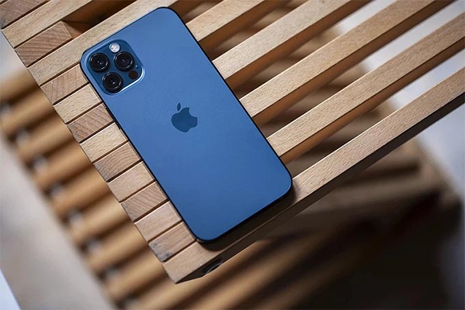 Phone 13 Pro và iPhone 12 Pro Max đều toát lên sự sang trọng
