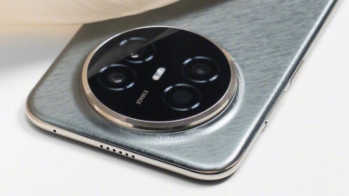 Huawei Mate 70 Air nổi bật với cụm bốn camera được bố trí cân đối