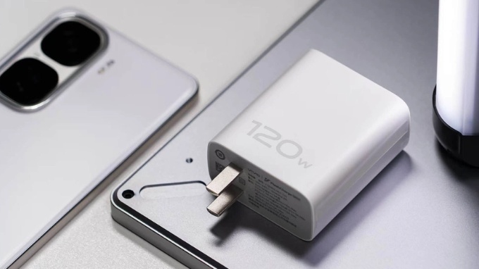 iQOO Neo 10 vừa có viên pin lớn hơn, vừa hỗ trợ sạc nhanh hơn