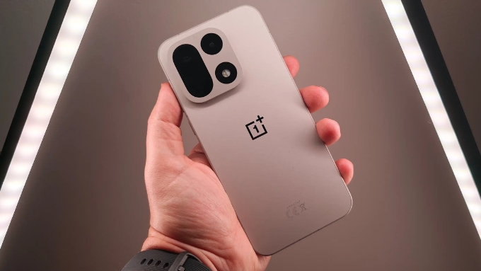 OnePlus 15 đi theo hướng thiết kế vuông vức và cứng cáp hơn