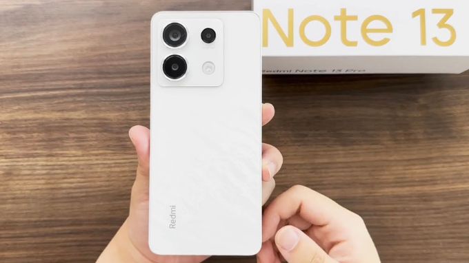 Mặt lưng kính nhám của Redmi Note 13 Pro