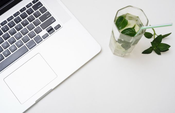 Hình nền MacBook Pro M5 tối giản