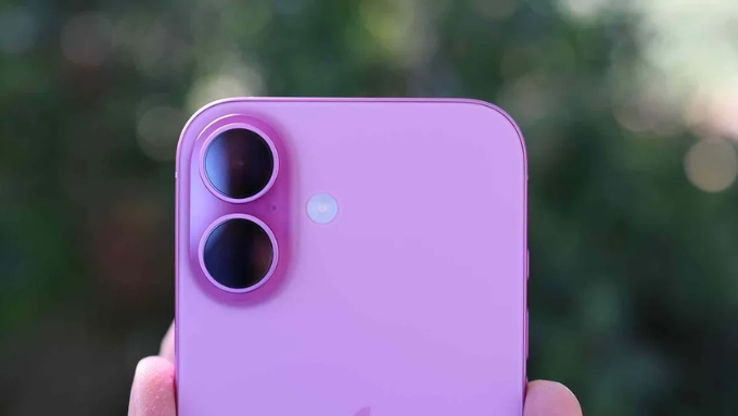 iPhone 16 sở hữu hệ thống camera kép gồm camera chính 48MP (cho khả năng zoom 2x bằng crop cảm biến)