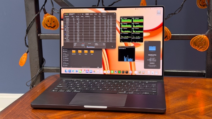 Hiệu năng là trọng tâm của MacBook Pro M5, nhờ con chip M5 mới với 10 lõi CPU (4 lõi hiệu năng, 6 lõi hiệu suất) và 10 lõi GPU