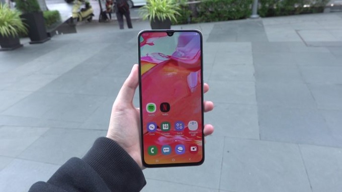 Galaxy A70 mang màn hình giọt nước với kích thước màn hình lớn