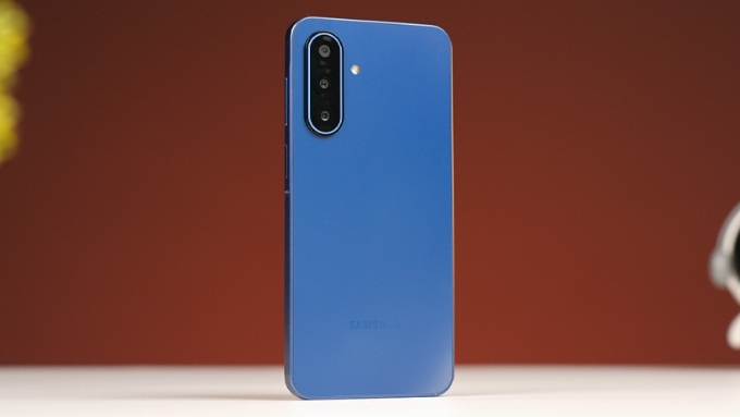 Samsung Galaxy A17 5G có kích thước 164 x 77 x 7.5mm và nặng 192gr
