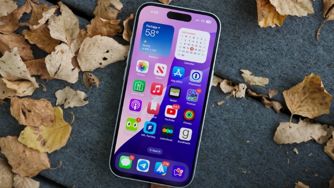iPhone 16 trang bị màn hình 6.1 inch Super Retina XDR OLED sắc nét hơn với mật độ điểm ảnh 460ppi (2556 x 1179