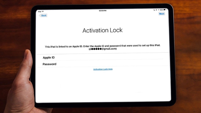 Khi người dùng đăng nhập Apple ID và bật “Tìm iPad”, thiết bị sẽ tự động liên kết với tài khoản iCloud đó