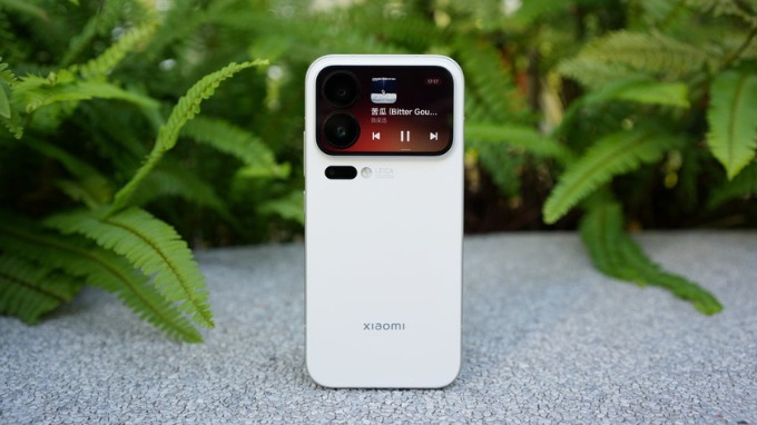 Xiaomi 17 Pro Max nổi bật với cụm camera sau được bao phủ bởi màn hình phụ