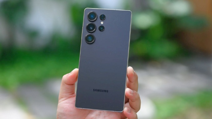 Samsung ưu tiên sự chắc chắn, sử dụng khung kim loại