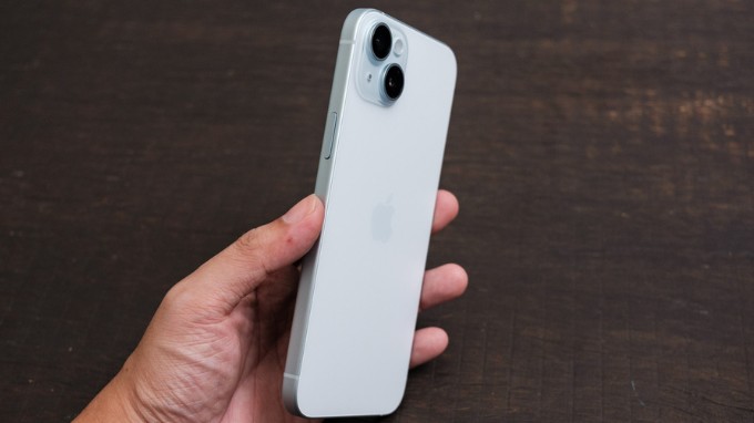 Cạnh viền máy bo tròn cong nhẹ trên iPhone 15 Plus