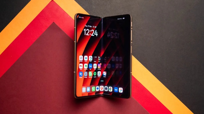 Màn hình chính bên trong sử dụng tấm nền LTPO OLED 8.12 inch