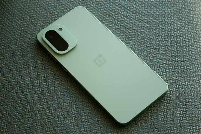 OnePlus 15R thừa hưởng trọn vẹn ngôn ngữ thiết kế của đàn anh OnePlus 15