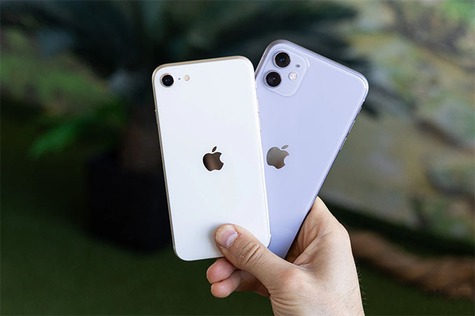 iPhone 11 được trang bị hệ thống camera kép, iPhone SE 2022 5G sử dụng 1 ống kính