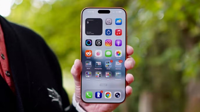 iPhone 17 Pro Max chạy iOS 26 với giao diện Liquid Glass hiện đại