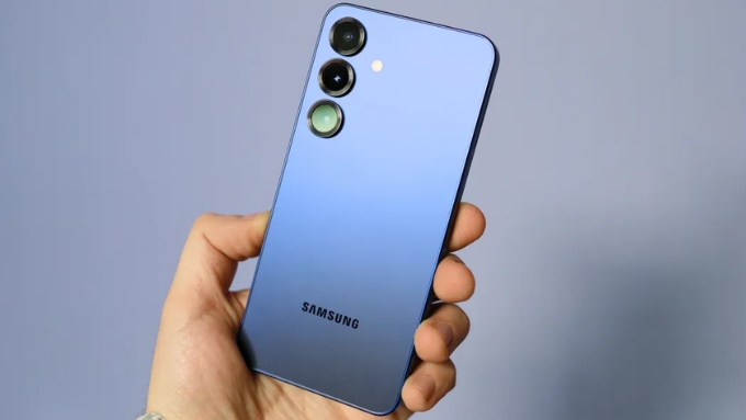 Galaxy S25 được hoàn thiện theo hướng gọn nhẹ với thân máy dày chỉ 7.2mm và trọng lượng 162g