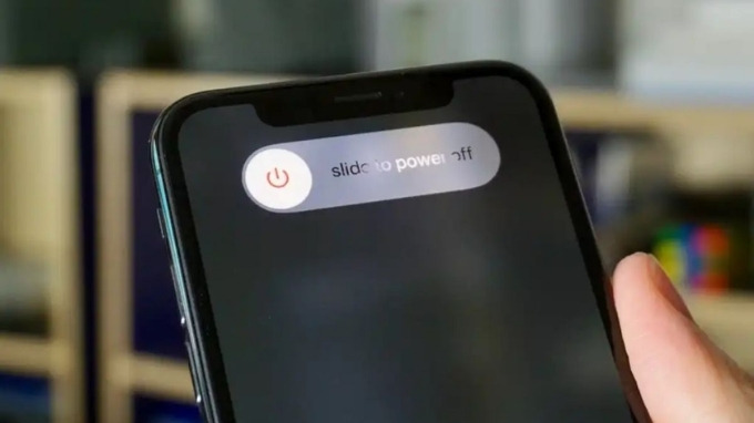 Khởi động lại iPhone của bạn