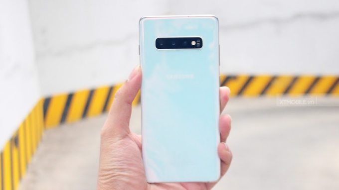 Glalaxy S10 trắng ngọc trai lấp lánh ánh xanh