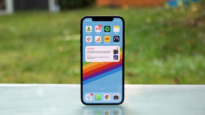 iPhone 12 Pro có độ sáng kém hơn iPhone 15