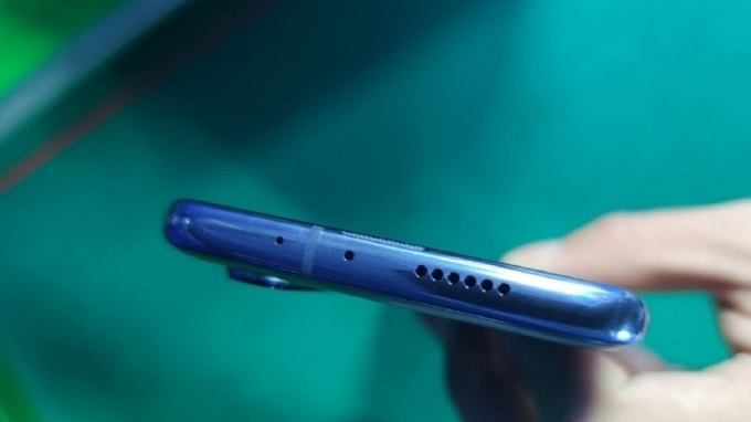 Cụm loa stereo và đèn hồng ngoại