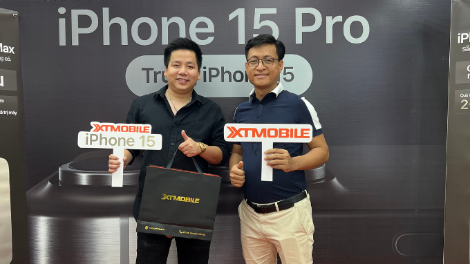 Khoa Pug mua đủ màu iPhone 15 tại XTmobile