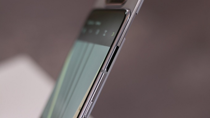 Galaxy A80 không có khe cắm thẻ nhớ do cụm camera đặc biệt
