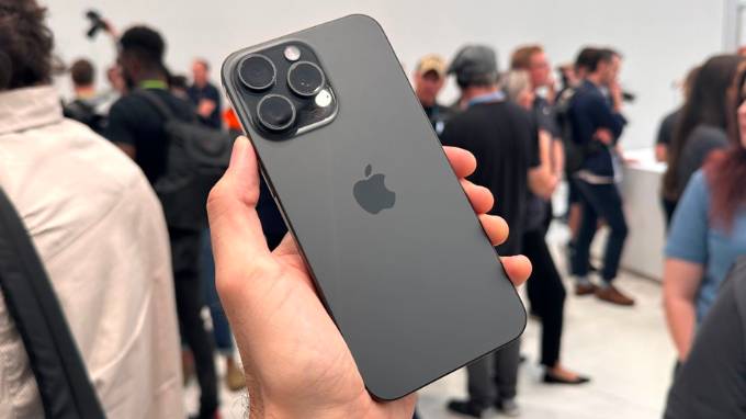 Trên tay iPhone 15 Pro Max với thiết kế vô cùng sang trọng