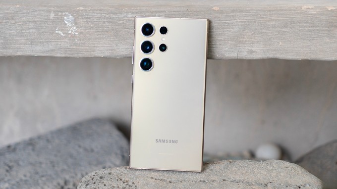 Thiết kế của Galaxy S24 Ultra so với iPhone 15 Pro Max