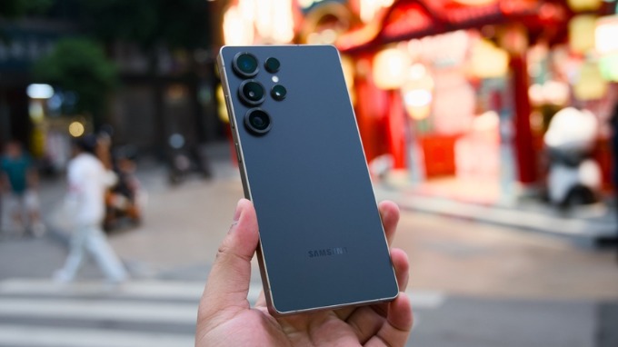 Thiết kế Galaxy S25 Ultra so với HONOR Magic 8 Pro