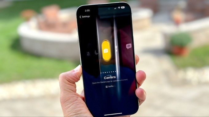 Dùng nút Action Button để truy cập nhanh vào camera