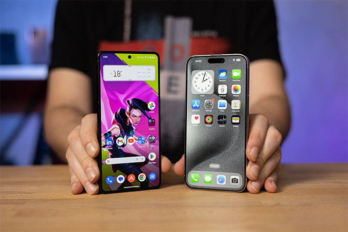 Màn hình iPhone 15 Pro Max và ROG Phone 8 Pro đều mang đến khả năng hiển thị xuất sắc