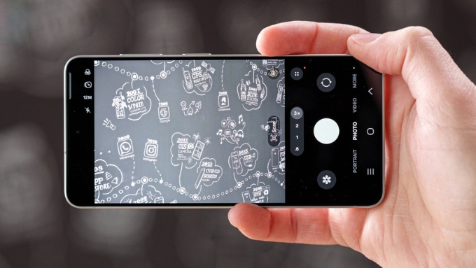 Samsung tiếp tục duy trì sự cân bằng đặc trưng trên Galaxy S26 với cụm 3 camera truyền thống