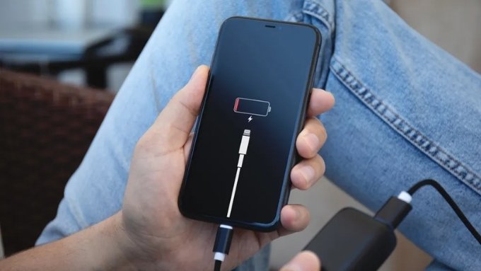 iPhone tự tắt nguồn dù còn pin