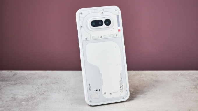 Nothing Phone (4a) gây ấn tượng mạnh với mặt lưng kính trong suốt đặc trưng