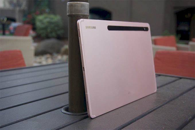 Galaxy Tab S8 Plus sở hữu ngoại hình thu hút, bền bỉ
