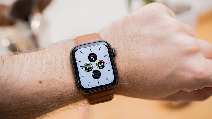 Apple Watch SE 2 và Galaxy Watch 5 đều có hai phiên bản kích thước