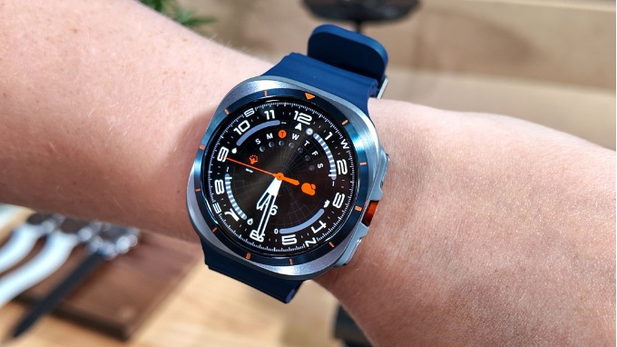 Đánh giá Galaxy Watch Ultra 2025 về thiết kế