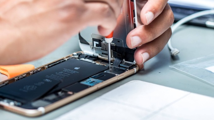 Yếu tố ảnh hưởng đến giá thay màn hình iPhone
