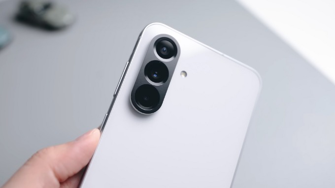 Samsung Galaxy A56 sở hữu cụm ba camera sau gồm camera chính 50MP