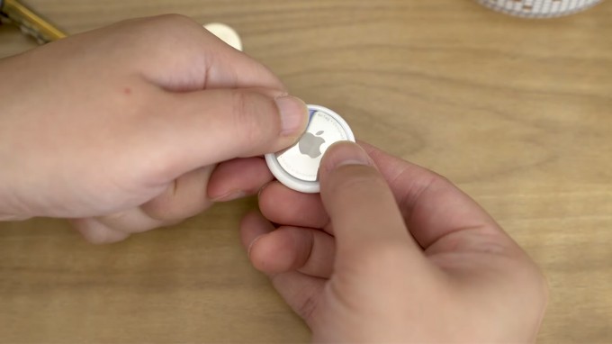 Bước 2 thay pin AirTag